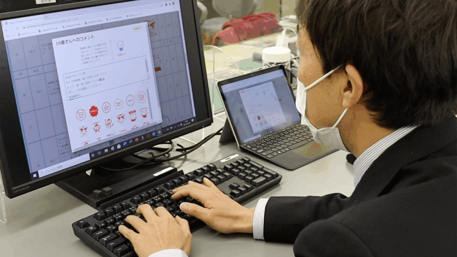 デジタル生活ノートで先生が職員室でコメントを入力している様子