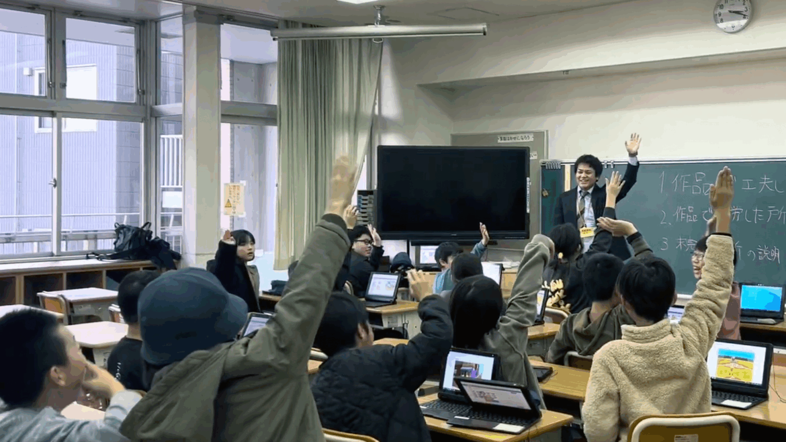 虹色ボックスを活用したプログラミングのクラブ活動の授業風景